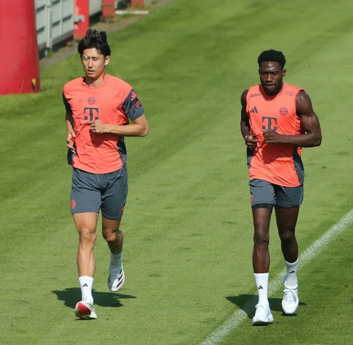 重伤归来！阿方索晒照自己腿部的变化，轻松练出肌肉