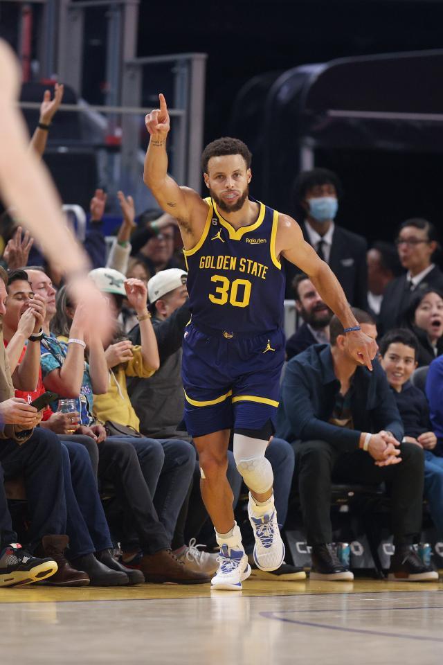 三分命中数25比3！火勇之战变成三分教学局